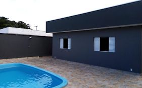 Casa com piscina em condomínio fechado